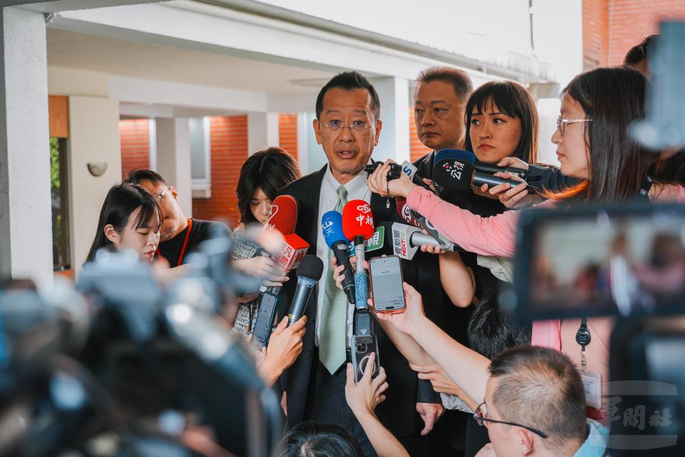 顧部長接受媒體聯訪。(軍聞社記者陳傳奇攝) 顧部長接受媒體聯訪。(軍聞社記者陳傳奇攝)