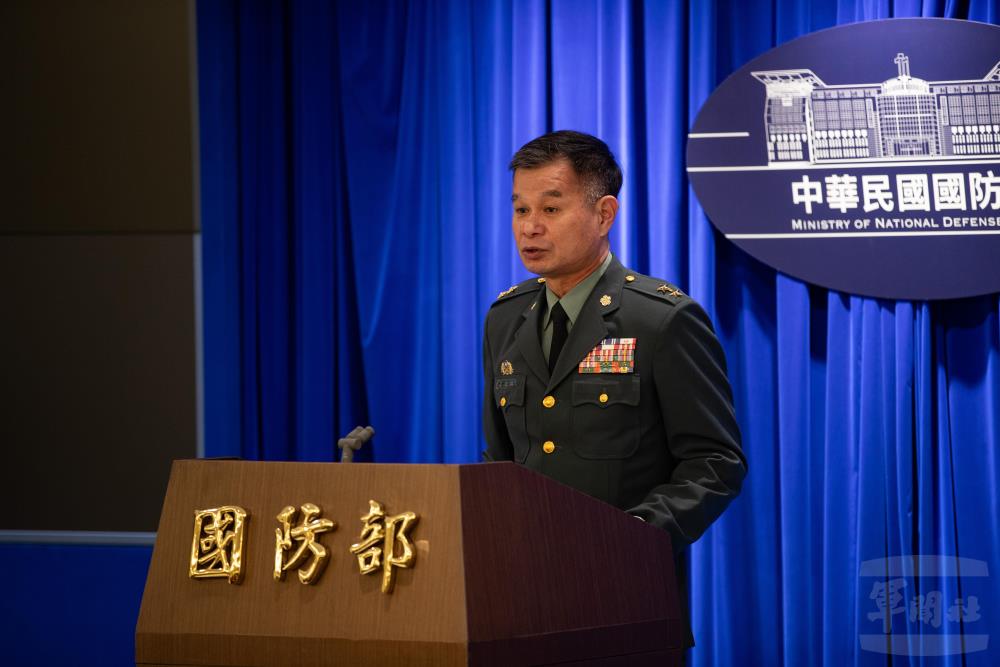 戰略規劃司司長黃中將，針對美國國會提出的「豪豬法案」進行說明。（軍聞社記者王茗生攝）