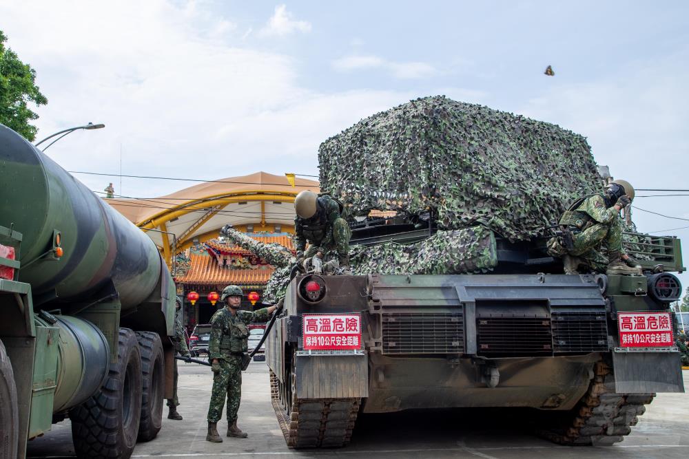 後勤部隊運用M978型油罐車為M1A2T戰車補充油料。（軍聞社記者王進福攝）