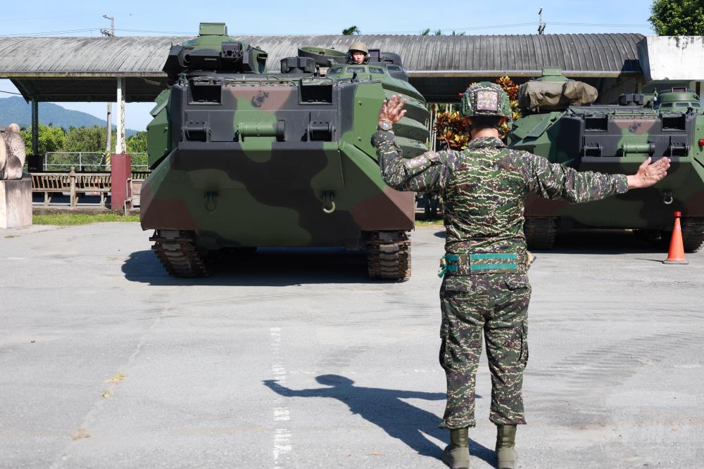海軍陸戰隊登陸戰車大隊AAV7兩棲突擊車抵達第二作戰區，投入災防支援任務。（第二作戰區提供）
