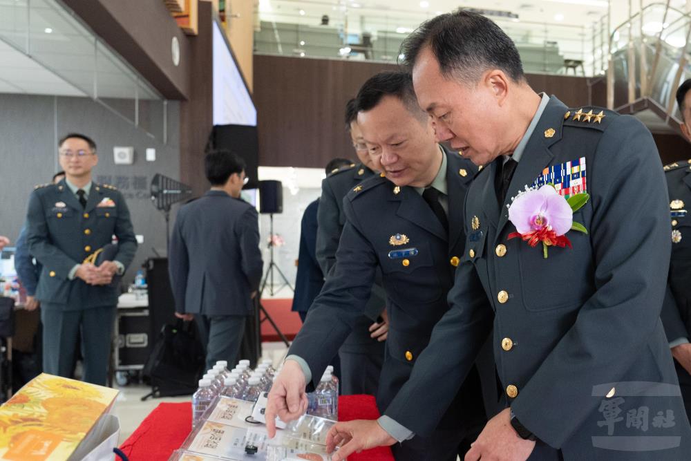 鍾副部長瞭解防災包內容物。（軍聞社記者呂尚俞攝）