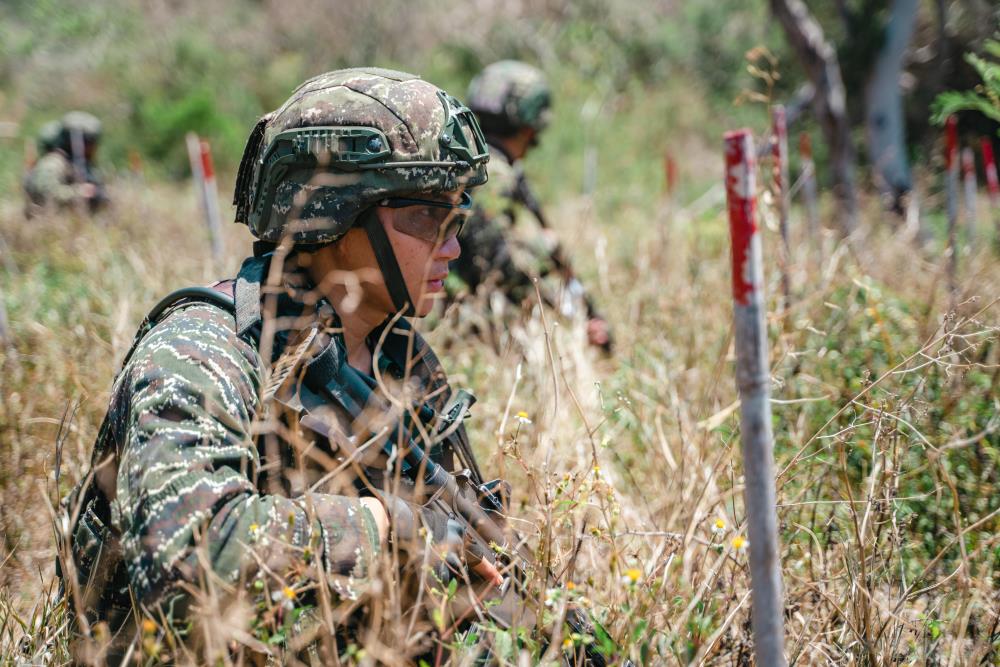 面對炎熱天氣與高壓訓練，官兵需不斷調整呼吸，保持平靜以面對突發狀況。（軍聞社記者林庭暉攝）