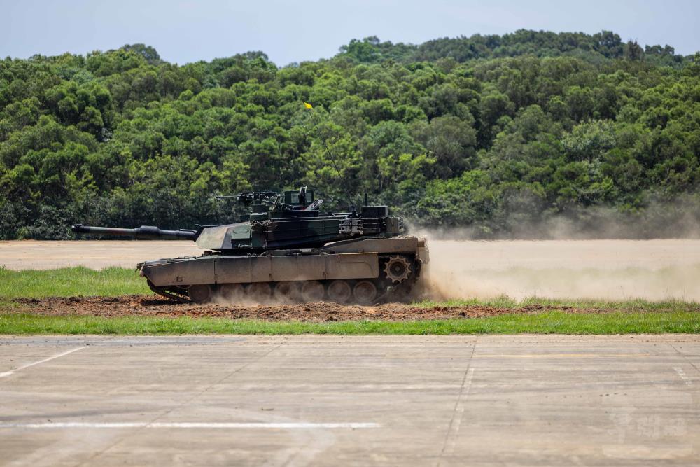 M1A2T戰車實施駕駛訓練課目。（軍聞社記者蔡枋澐攝）