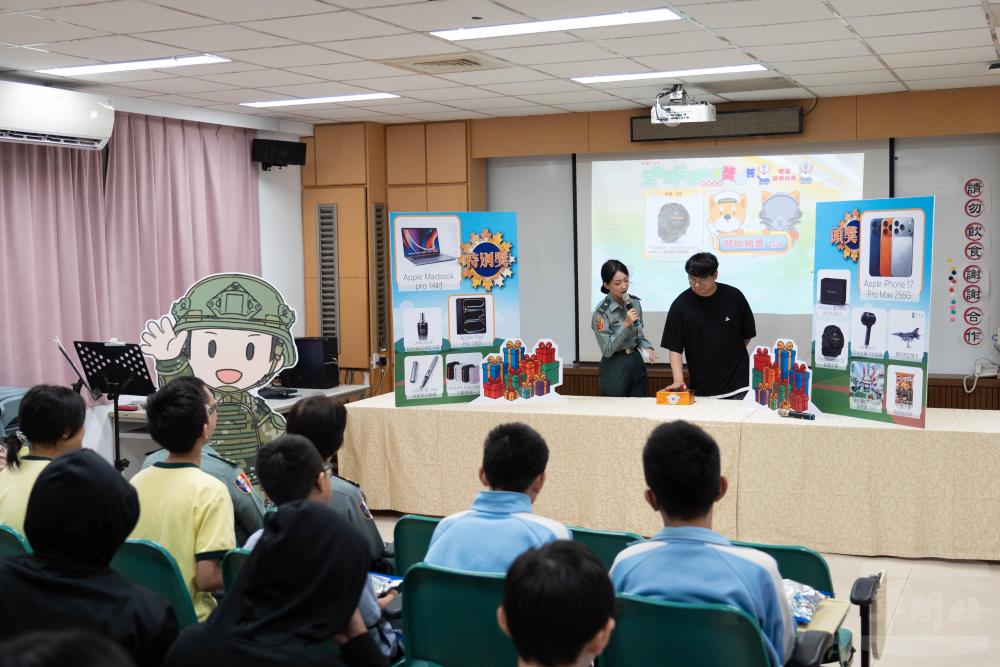 北安國中老師抽出得獎者。（軍聞社記者呂尚俞攝）