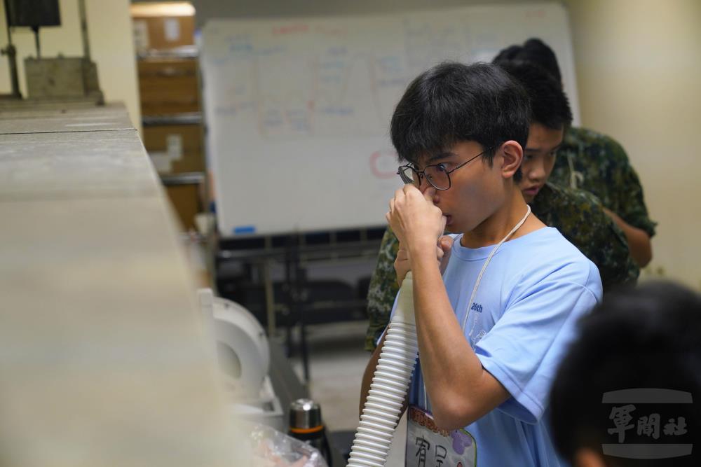 上午生理實驗課程，學員實施肺活量測定儀操作。（軍聞社記者侯凱議攝）