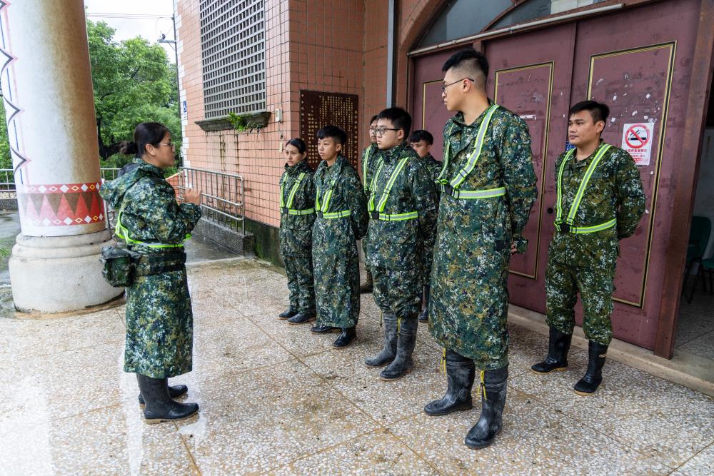 官兵於萬榮鄉預置兵力，待命執行災防任務。（軍聞社記者蔡枋澐攝）