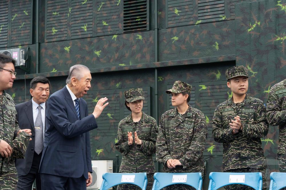 李榮譽理事長向官兵獻上暖心的祝福。（軍聞社記者李恬恬攝）