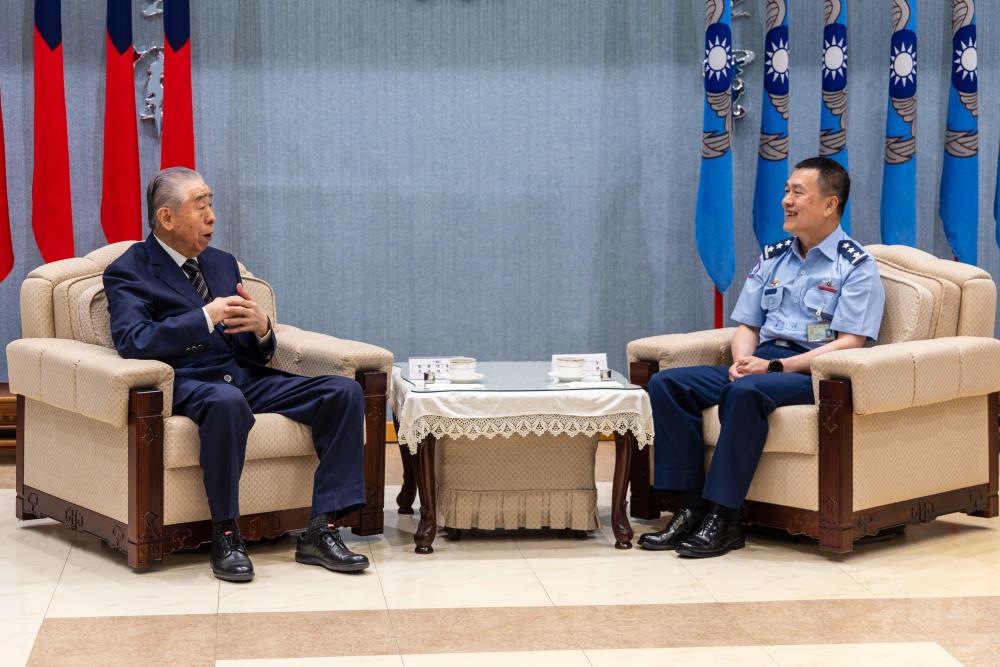 李理事長向空軍官兵們，表達感謝與敬意。（軍聞社記者蔡枋澐攝）