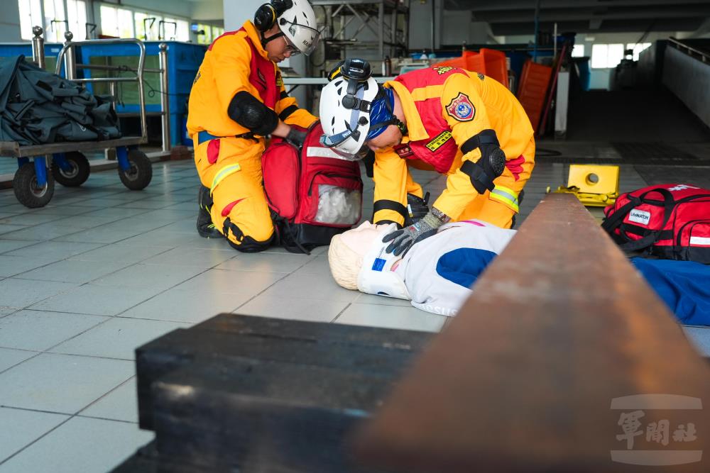 特搜隊員模擬進入災區搜救受困民眾。（軍聞社記者陳傳奇攝）