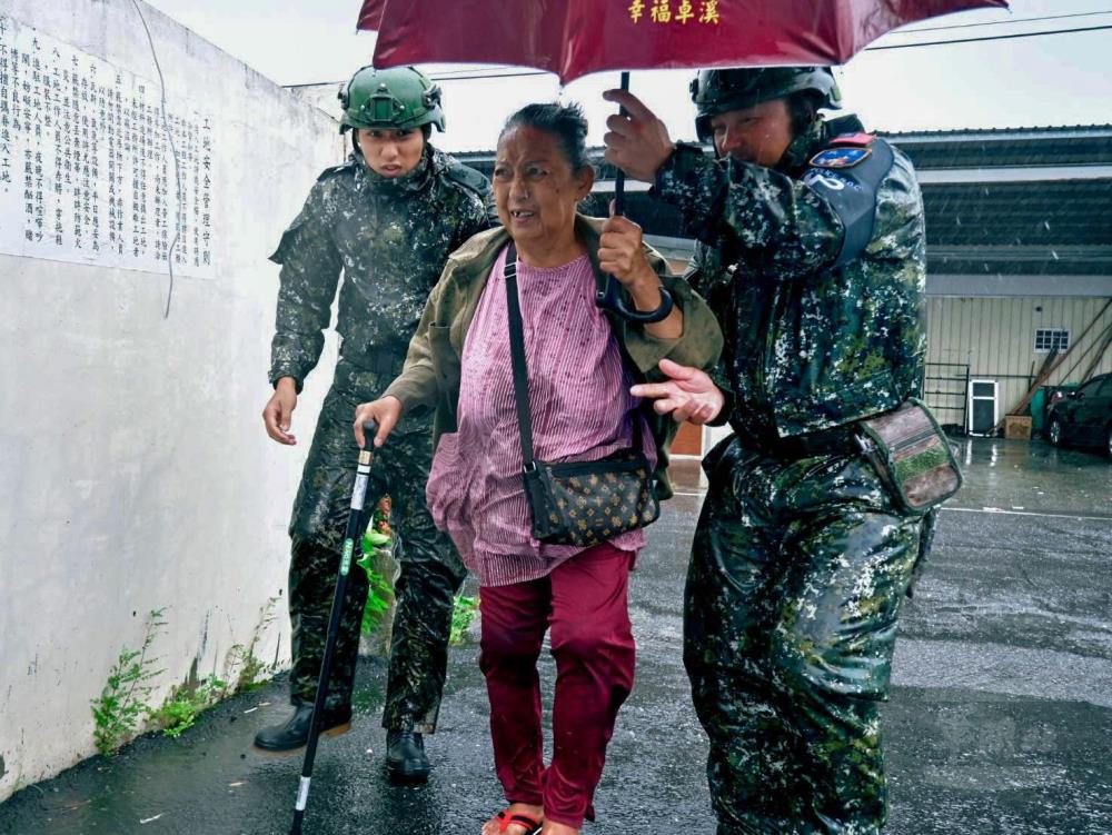 第二作戰區13日接獲地方政府兵力申請,花蓮憲兵隊官兵協助卓溪鄉居民預防性撤離。(第二作戰區提供) 第二作戰區13日接獲地方政府兵力申請,花蓮憲兵隊官兵協助卓溪鄉居民預防性撤離。(第二作戰區提供)