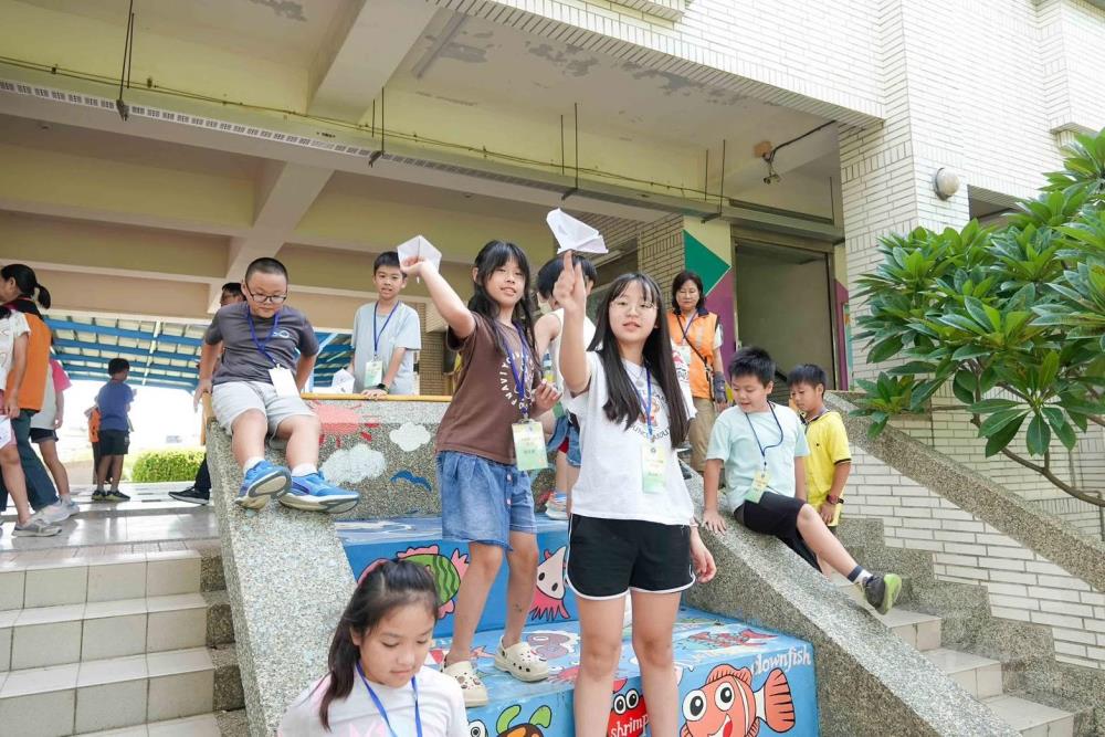 360度迴旋紙飛機飛行操作。（屏東科技大學徐子圭教授提供）