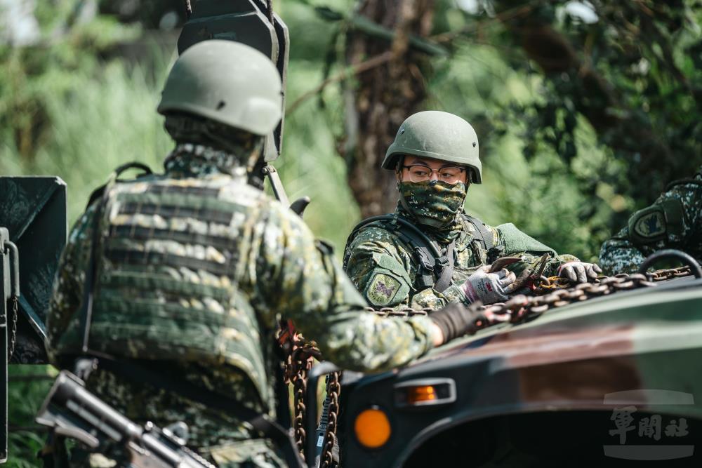 官兵將救濟車插銷與悍馬車扣環結合。（軍聞社記者林庭暉攝）