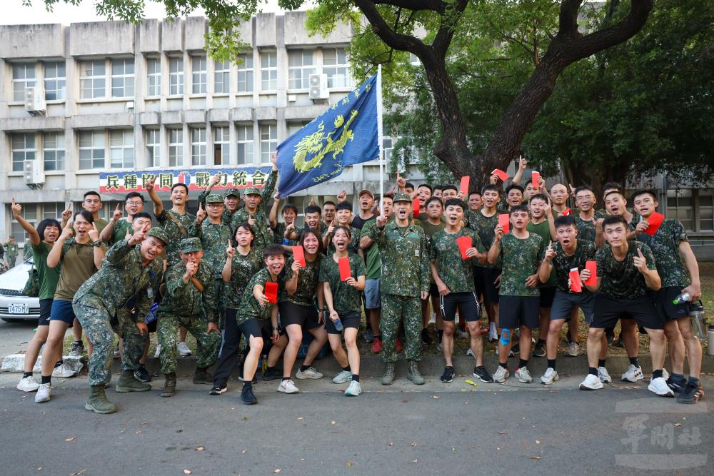 蘭指部官兵測驗後合影。（蘭指部提供）