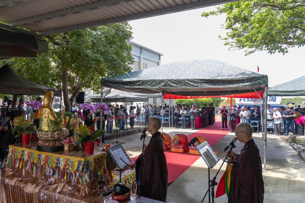 靈巖山寺及如是住弘法協會法師主持祈福法會。（軍聞社記者吳柏融攝）