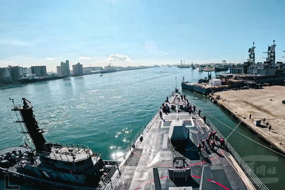 左營軍艦接獲命令後，立即緊急出港執行任務。（軍聞社記者李恬恬攝）