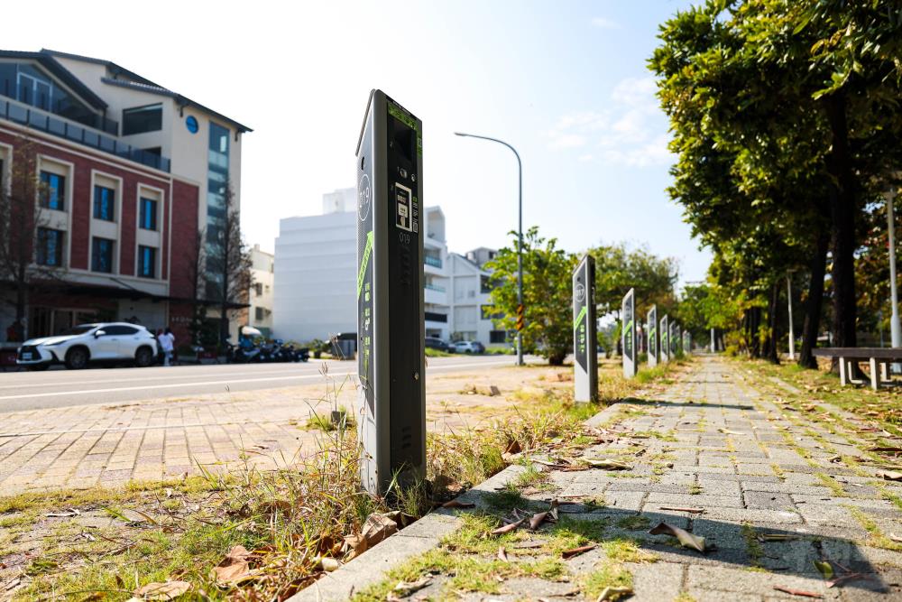 公園附近停車便利，除了規劃停車場外，馬路旁都有智慧支付停車格。（軍聞社記者周昇煒攝）