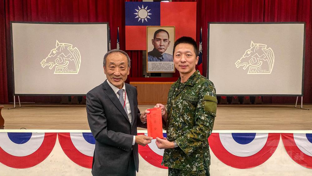 王理事長代表頒贈加菜金，向官兵表達誠摯慰問與感謝。（軍人之友社提供）