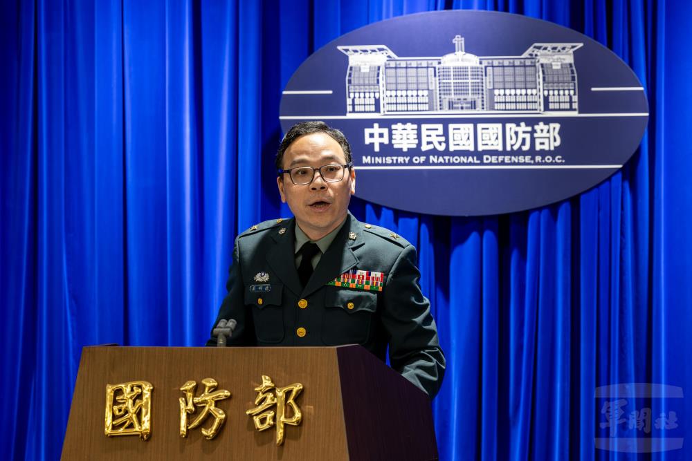 主計局歲計處處長嚴少將表示，持續與立法院溝通說明，爭取支持與認同。（軍聞社記者蔡枋澐攝）