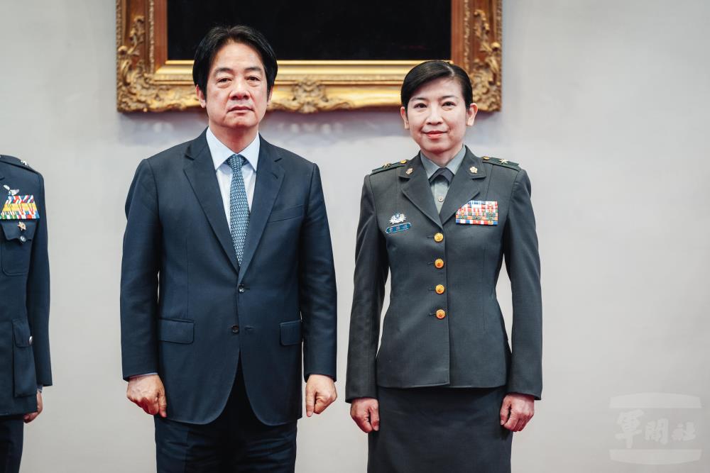 賴總統與雷詠淇少將合影。（軍聞社記者陳彥樺攝）