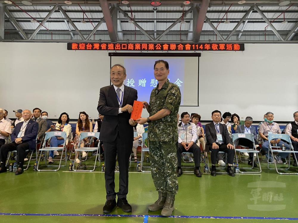 王理事長致贈慰問金，感謝官兵守護家園。（軍友社提供）