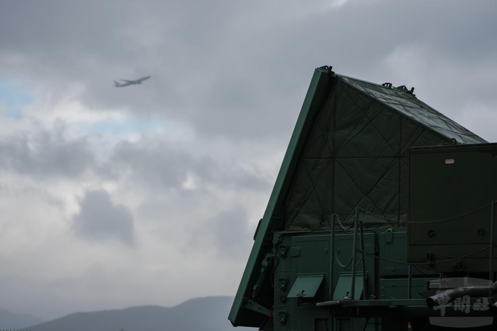 防空部隊運用相列雷達掌握空中情資。（軍聞社記者陳彥樺攝）