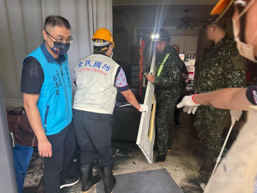 官兵與後備輔導幹部攜手協助災後復原。（後備指揮部提供）