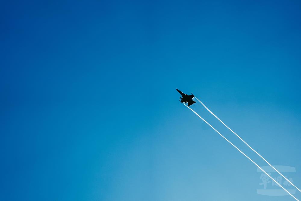 空軍1聯隊IDF戰機以熾盛火力支援地面部隊發起攻擊。（軍聞社記者陳軍均攝）