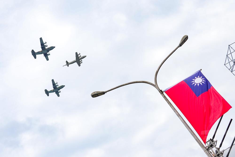 慢速機隊由P-3C反潛機及C-130H運輸機共同編隊。（軍聞社記者黃劭恩攝）