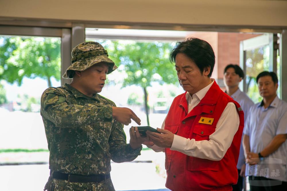官兵向賴總統介紹部隊覺知應用套件（TAK）。（軍聞社記者侯凱議攝）