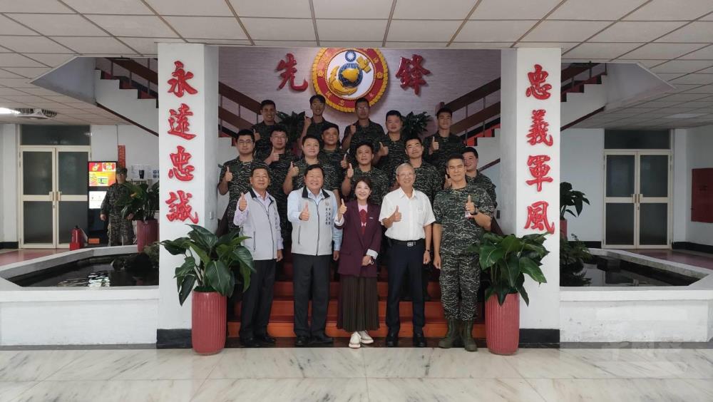 中油公司油品行銷事業部副執行長林勝益、立委林楚茵在軍友社秘書長簡士偉陪同下，前往陸戰66旅慰勉官兵辛勞。（軍友社提供）