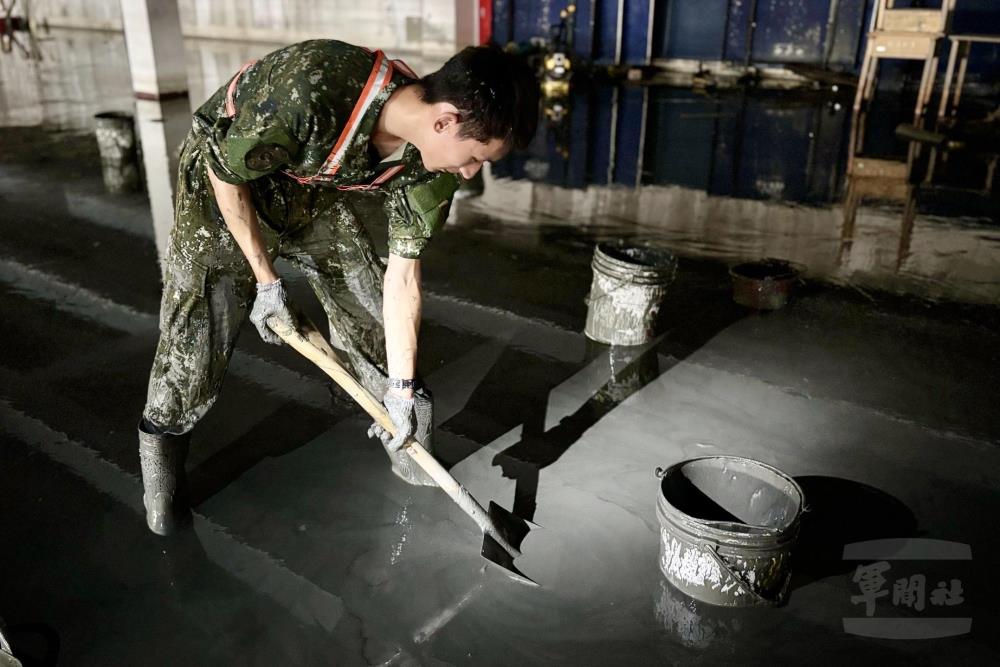 第五作戰區增援官兵不畏辛勞清除淤泥積水。（第五作戰區提供）