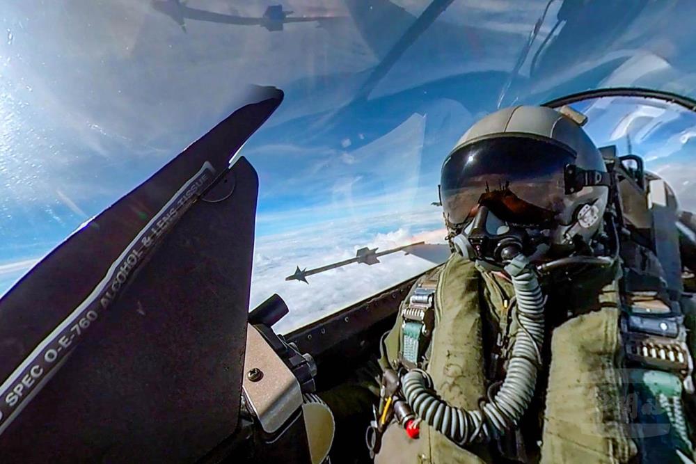 F-16V戰機射擊響尾蛇飛彈。（軍聞社記者陳傳奇攝）