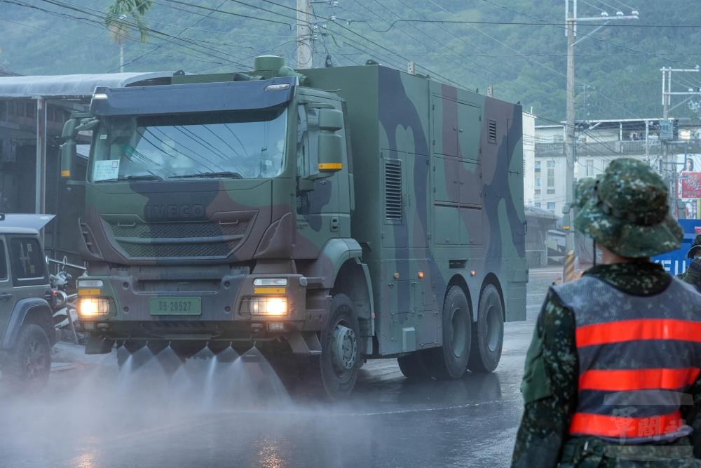 重型消毒車沿街實施消毒作業。（軍聞社記者侯凱議攝）