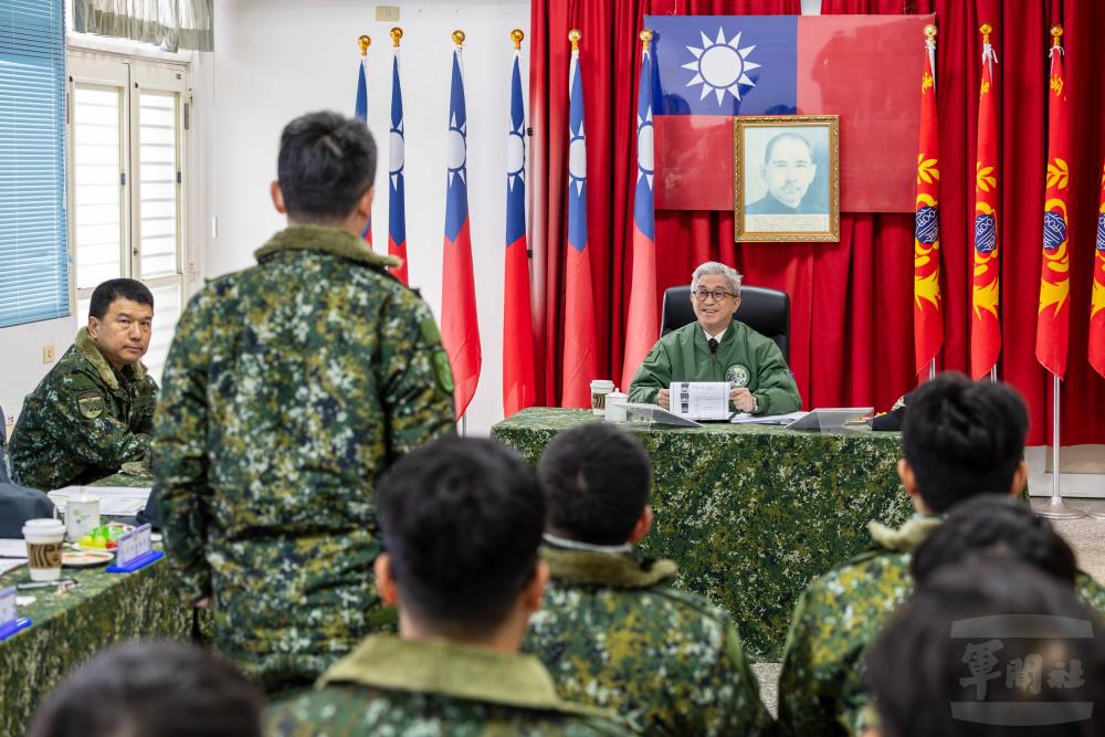 徐副部長與連江縣後服中心實施座談與意見交流。（軍聞社記者蔡枋澐攝）