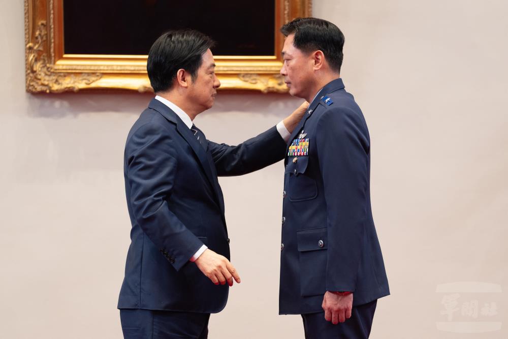 總統為劉育藤少將授階。（軍聞社記者呂尚俞攝）