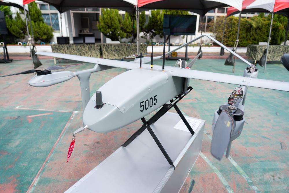 活動現場展示陸用型監偵無人機等多款無人機。（軍聞社記者林庭暉攝）