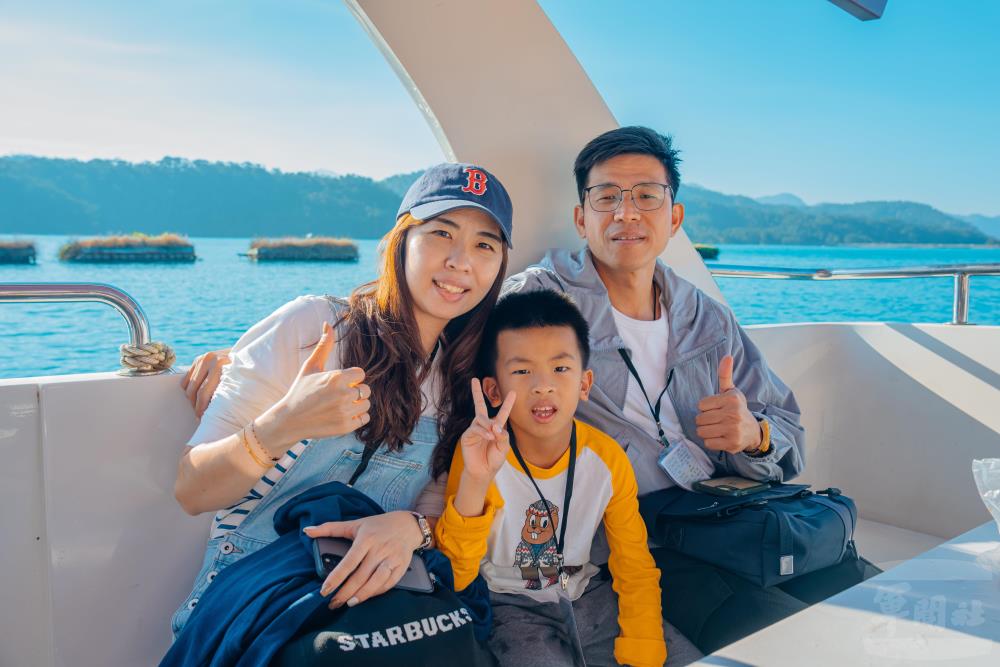 官兵及眷屬搭乘渡輪遊湖，留下美好回憶。（軍聞社記者吳冠萱攝）