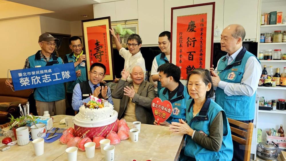 臺北榮服處至百歲榮民潘爺爺府上祝壽。（臺北榮服處提供）