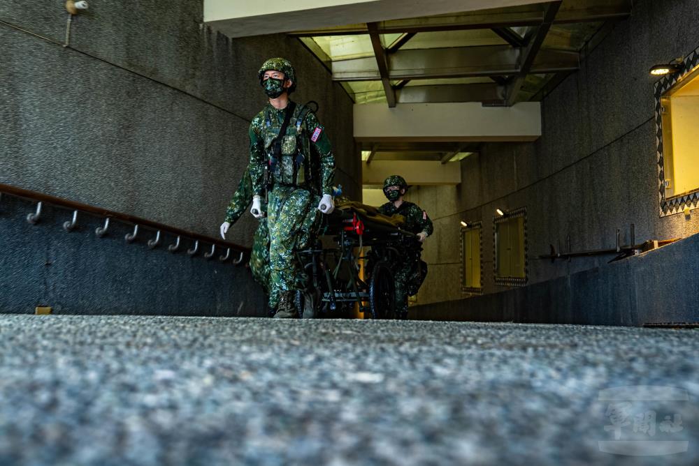 官兵迅速將患者後送至後方醫療機構。（軍聞社記者尤昱翔攝）