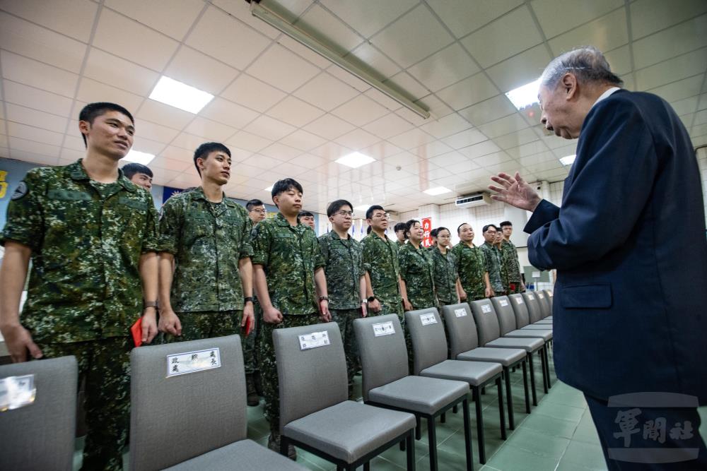 李榮譽理事長向官兵獻上暖心的祝福。（軍聞社記者王茗生攝）