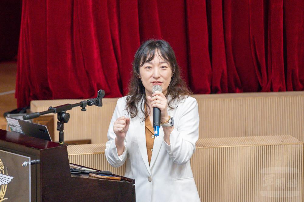 內政部警政署刑事警察局預防科警務正裘雅恬運用實務案例解析詐騙集團運作手法。（軍聞社記者王進福攝）