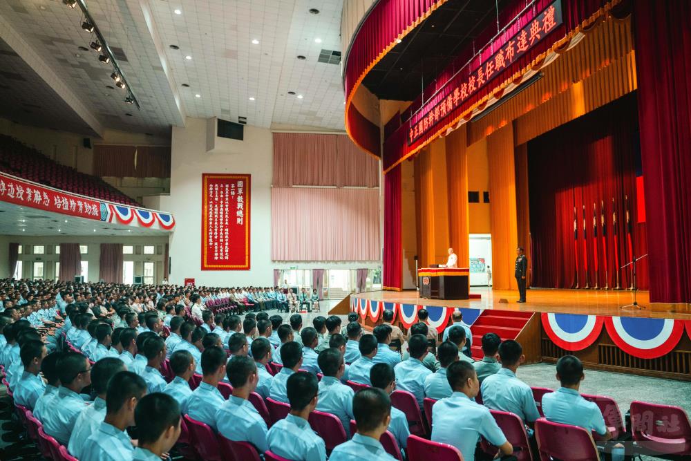 梅總長勉勵所有同學，持續精進學能。（軍聞社記者林庭暉攝）