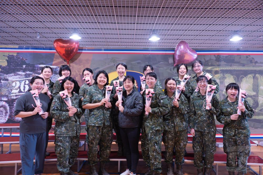 軍職媽媽們合影留念。（陸軍聯兵269旅提供）