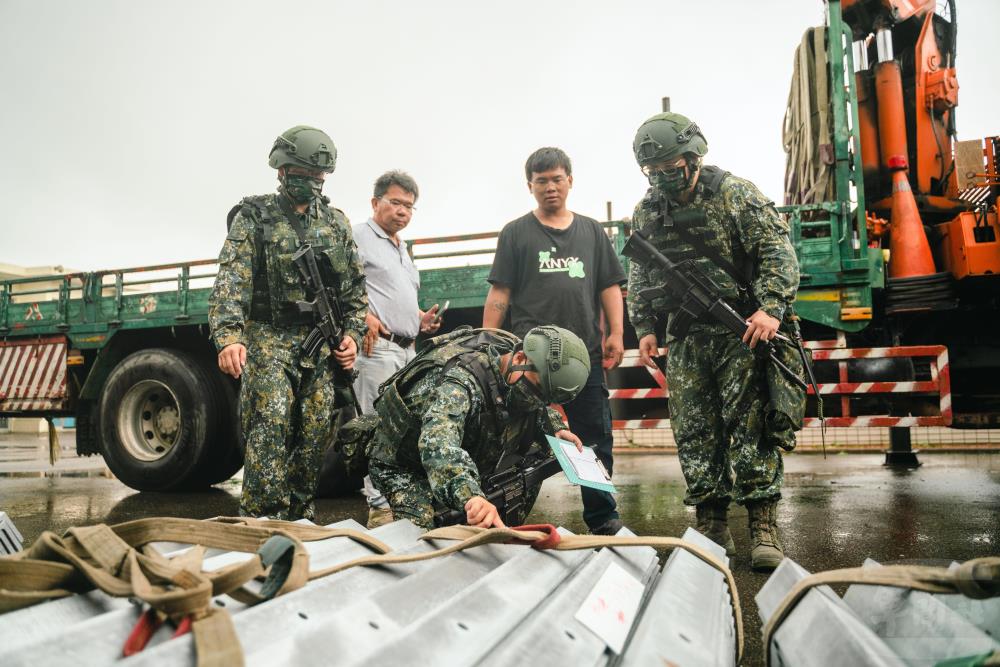 第四作戰區9日進行「自強41號演習」，檢視軍民物資徵用運作機制。（軍聞社記者林庭暉攝）