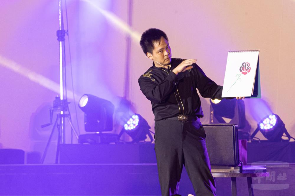 黃信凱魔術師演出。（軍聞社記者卓以立攝）