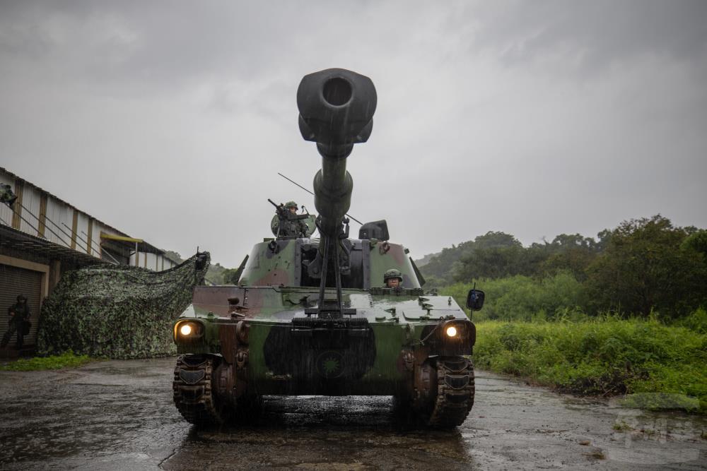 M109A2自走砲車轉換陣地。（軍聞社記者吳柏融攝）