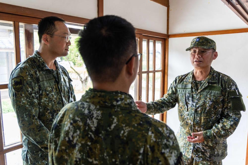 黃指揮官叮嚀幹部，執行災防任務應以人員安全為首要。（軍聞社記者蔡枋澐攝）