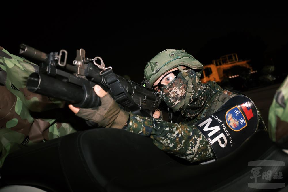 部隊接獲命令後，迅速完成陣地部署與接戰準備。（憲指部提供）