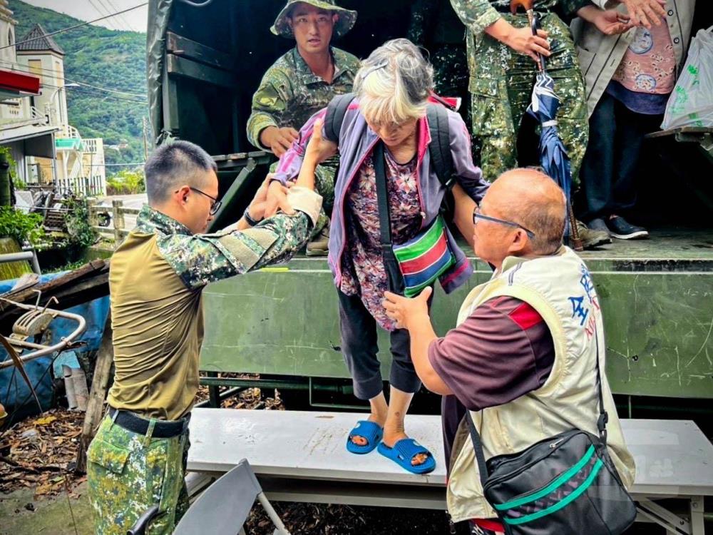 官兵及後備輔導幹部主動攙扶長者上下車。（第五作戰區提供）