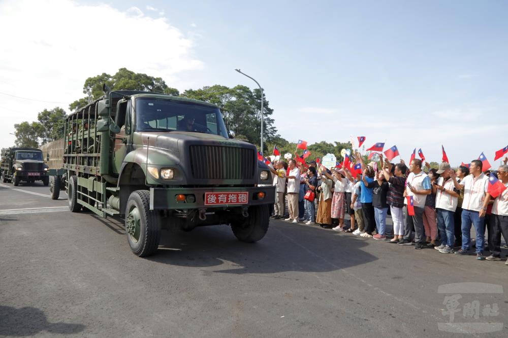 移防車隊在民眾熱烈夾道歡迎下,緩緩離開永康營區。(青年日報提供) 移防車隊在民眾熱烈夾道歡迎下,緩緩離開永康營區。(青年日報提供)